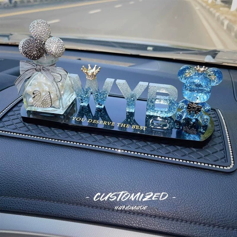 車の装飾品 文字カスタム可能 車のダッシュボード装飾ラインストーン 樹脂 光沢 カップルの装飾 プレゼント ダッシュボードアクセサリー - iCarCompanion