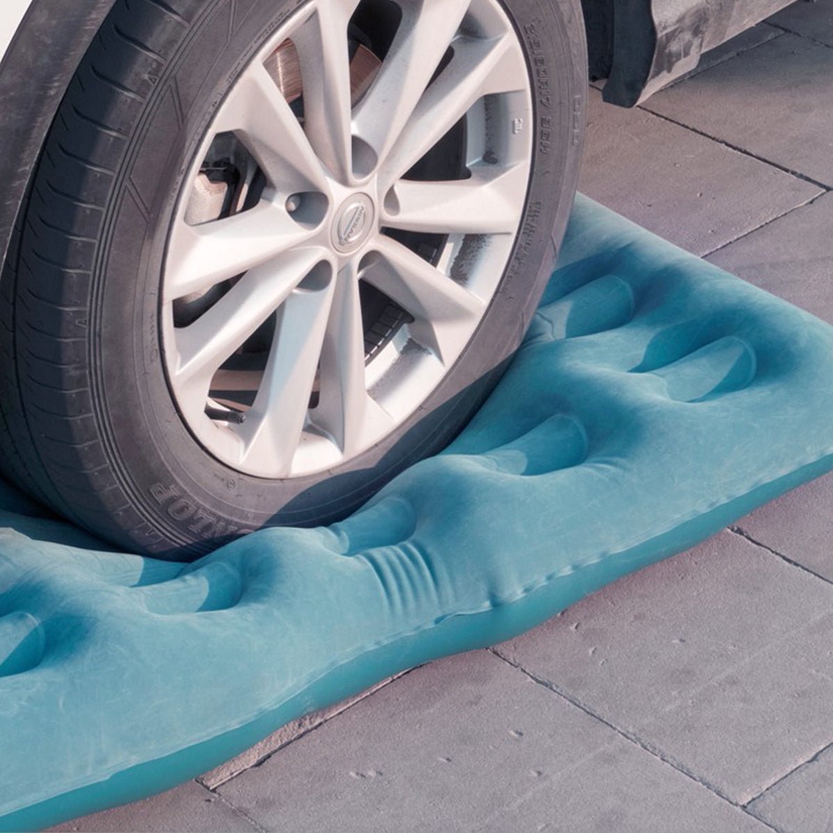 車中泊ベッド かわいい 枕付き 電動ポンプ付属 キャンプ用品 エアーベッド 普通車 SUV - iCarCompanion